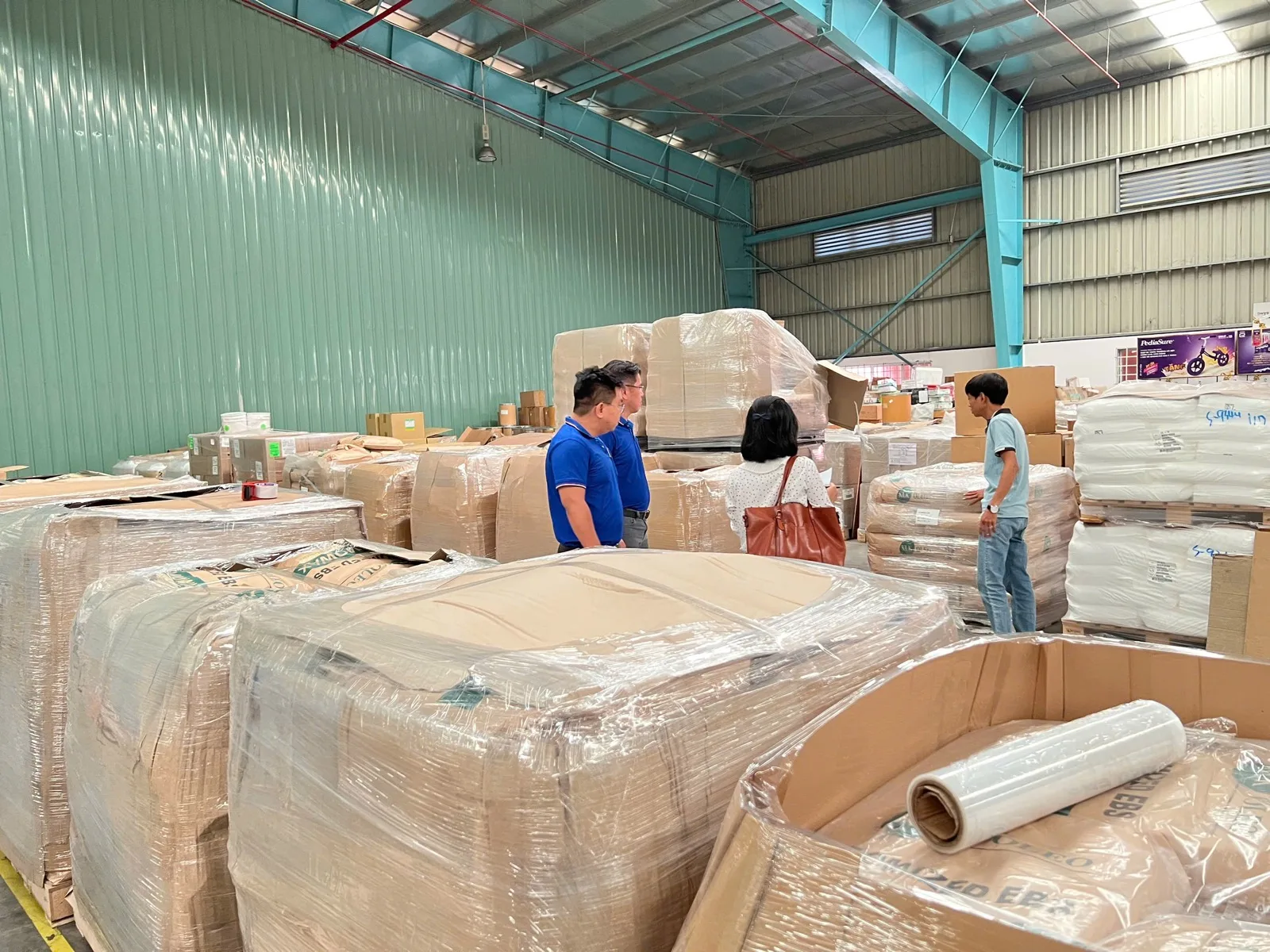 Đội ngũ kiểm tra hàng xuất khẩu đã đóng gói tại kho